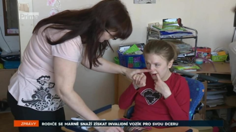 19. 12. 2017 ZPRÁVY: RODIČE SE MARNĚ SNAŽÍ ZÍSKAT INALIDNÍ VOZÍK PRO SVOU DCERU